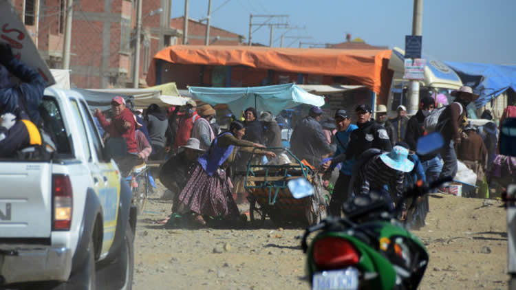Delincuentes atacan con piedras a funcionarios ediles y policiales en el distrito 8 de la ciudad de El Alto. Delincuentes atacan con piedras a funcionarios ediles y policiales en el distrito 8 de la ciudad de El Alto.