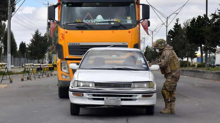 Militares controlan la circulación de movilidades en la cuarentena por el coronavirus.