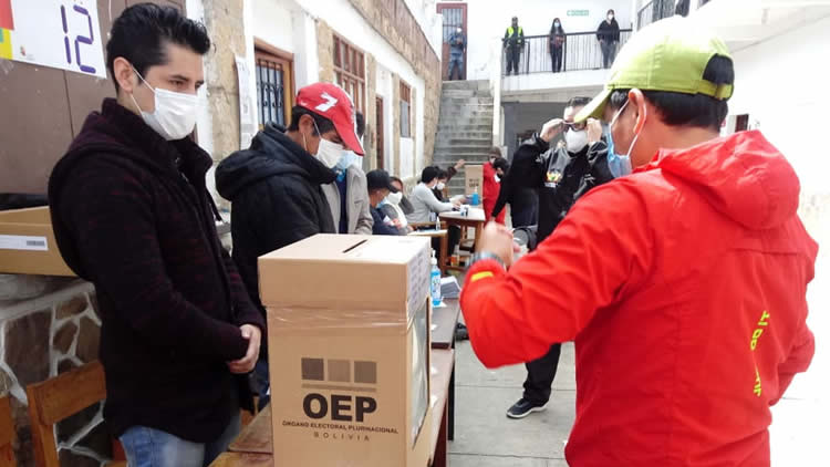 A pesar de lo que se temía, los bolivianos votaron en medio de una jornada pacífica A pesar de lo que se temía, los bolivianos votaron en medio de una jornada pacífica