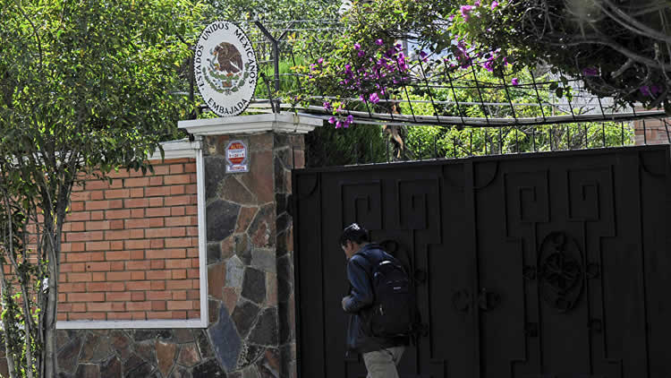 Puerta de la Embajada de México en la ciudad de La Paz - Bolivia.