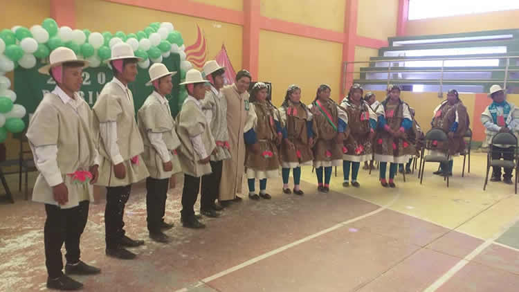 Once jóvenes -cinco varones y seis mujeres- se graduaron como flamantes bachilleres taviados con su vestimenta típica. Once jóvenes -cinco varones y seis mujeres- se graduaron como flamantes bachilleres taviados con su vestimenta típica.
