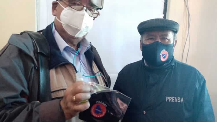 Acto de entrega de los barbijos y alcohol en gel a los periodistas de El Alto Acto de entrega de los barbijos y alcohol en gel a los periodistas de El Alto