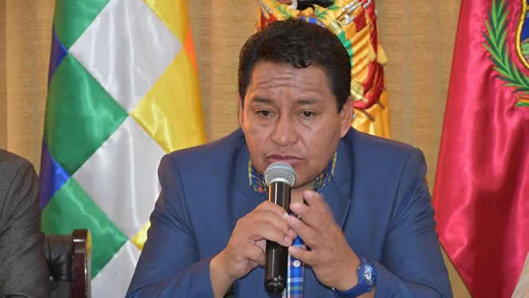 El gobernador de Oruro, Zenón Pizarro, en una anterior conferencia de prensa.