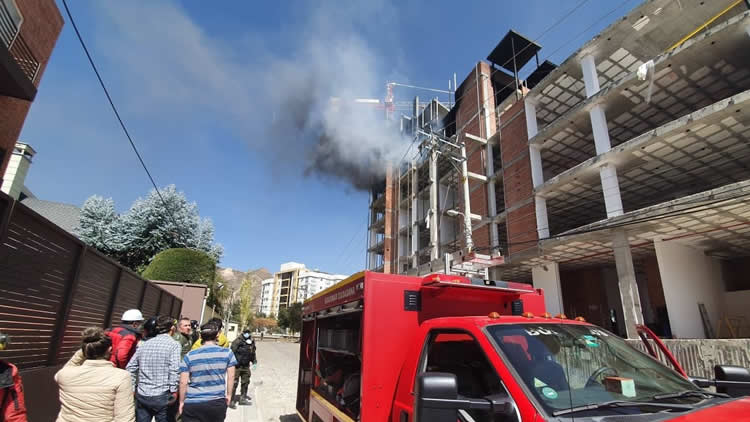 Incendio producido al interior de una construcción en la calle 9 de Calacoto. Incendio producido al interior de una construcción en la calle 9 de Calacoto.