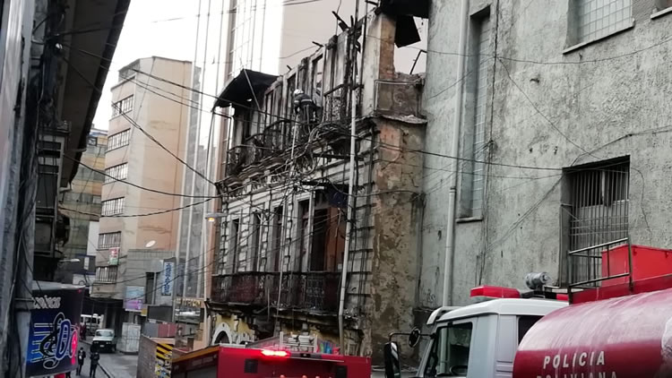 Bomberos controla incendio en una discoteca en pleno centro de la ciudad La Paz
