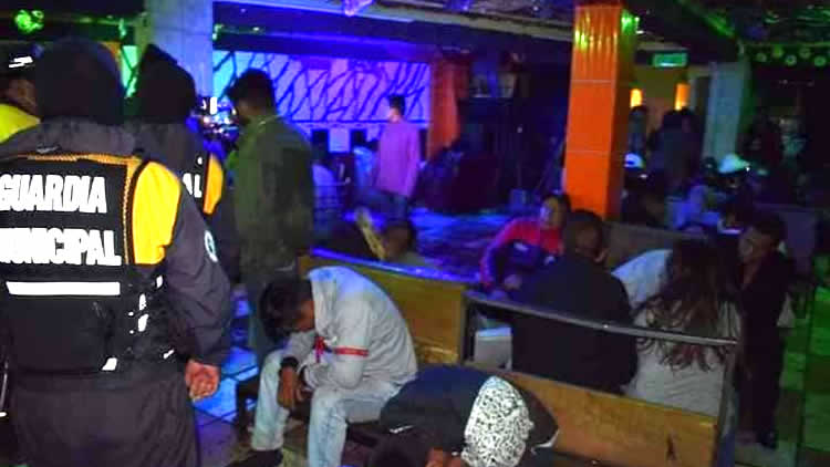 Operativo en bares y discotecas clandestinas en Villa Dolores de El Alto la madrugada del lunes.