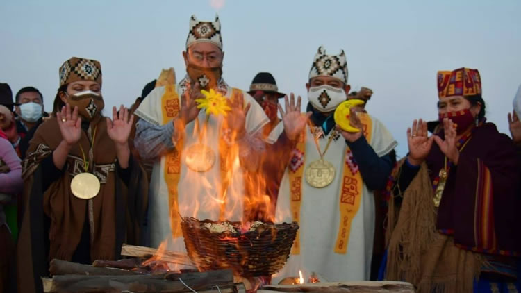 Los gobernantes electos, Luis Arce y David Choquehuanca, durante la ceremonia andina celebrada este viernes en Tiwanaku. Los gobernantes electos, Luis Arce y David Choquehuanca, durante la ceremonia andina celebrada este viernes en Tiwanaku.