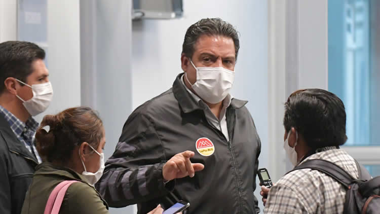 El alcalde de la la ciudad de La Paz, Luis Revilla, en contacto con los periodistas.