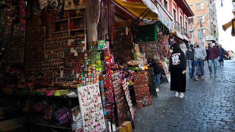 El Mercado de las Brujas es visitado por propios y extranjeros.