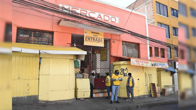 El mercado Haití, en la zona de Miraflores de la ciudad de La Paz, fue cerrado este lunes.