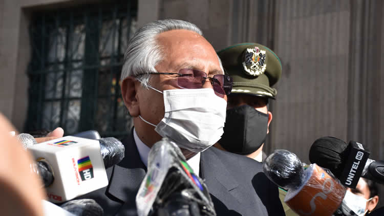 El ministro de Educación, Víctor Hugo Cárdenas, en un anterior contacto con la prensa.