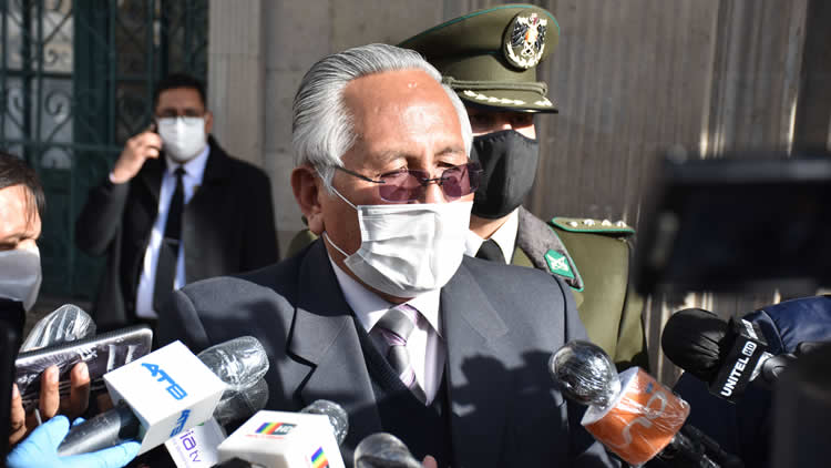 Ministro de Educacion, Victor Hugo Cardenas, en una anterior conferencia de prensa.