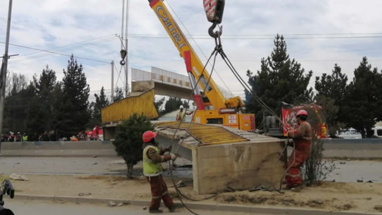 Desplome de una pasarela de la avenida 6 de Marzo de la ciudad de El Alto