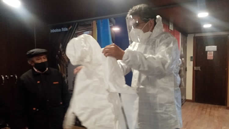 Lucas Yujra, ejecutivo de la FSTPEA recibe los trajes de bioseguridad. Lucas Yujra, ejecutivo de la FSTPEA recibe los trajes de bioseguridad.