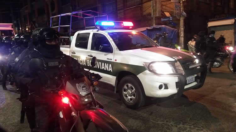 Policía interviene una fiesta en #ElAlto y captura 16 personas Policía interviene una fiesta en #ElAlto y captura 16 personas