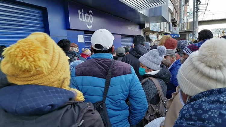 Protestas de vecinos alteños en puertas de la empresa telefónica TIGO.