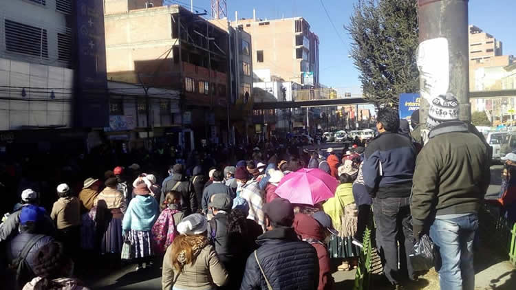 Concentración de vecinos en puertas de la telefónica TIGO en El Alto.
