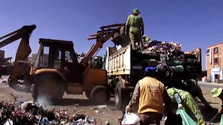 Recojo de basura en la ciudad de El Alto, después del bloqueo en Villa Ingenio. Recojo de basura en la ciudad de El Alto, después del bloqueo en Villa Ingenio.