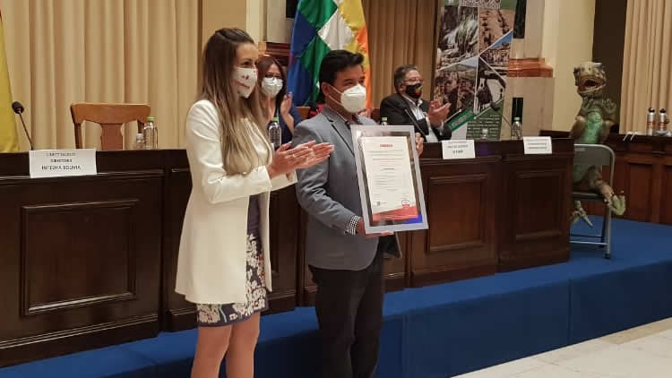 El alcalde de Torotoro, Eliodoro Uriona, recibe el reconocimiento de la compañía internacional Intedya en un acto en el Hall de Vicepresidencia.