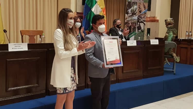El alcalde de Torotoro, Eliodoro Uriona, recibe el reconocimiento de la compañía internacional Intedya en un acto en el Hall de Vicepresidencia. El alcalde de Torotoro, Eliodoro Uriona, recibe el reconocimiento de la compañía internacional Intedya en un acto en el Hall de Vicepresidencia.