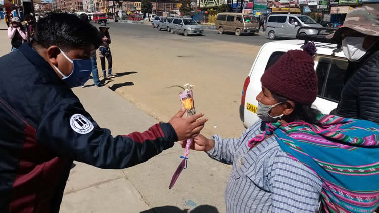 El rector de la UPEA, Freddy Medrano, entrega una flor un símbolo de gratitud en el Día de las Madres. El rector de la UPEA, Freddy Medrano, entrega una flor un símbolo de gratitud en el Día de las Madres.