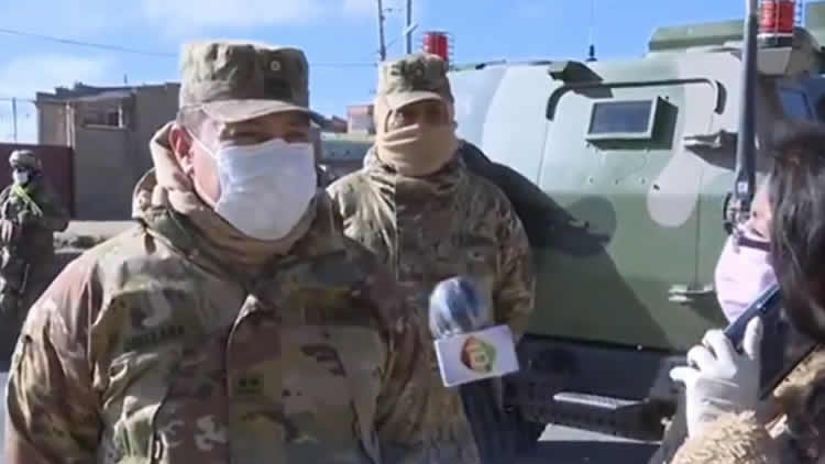 El comandante del Regimiento Ingavi, Iván Orellana, en contacto con la estatal Bolivia Tv.
