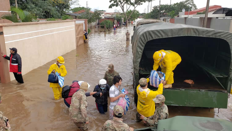 Equipo de rescate de la alcaldía de Santa Cruz y la FFAA auxilian a vecinos. Equipo de rescate de la alcaldía de Santa Cruz y la FFAA auxilian a vecinos.