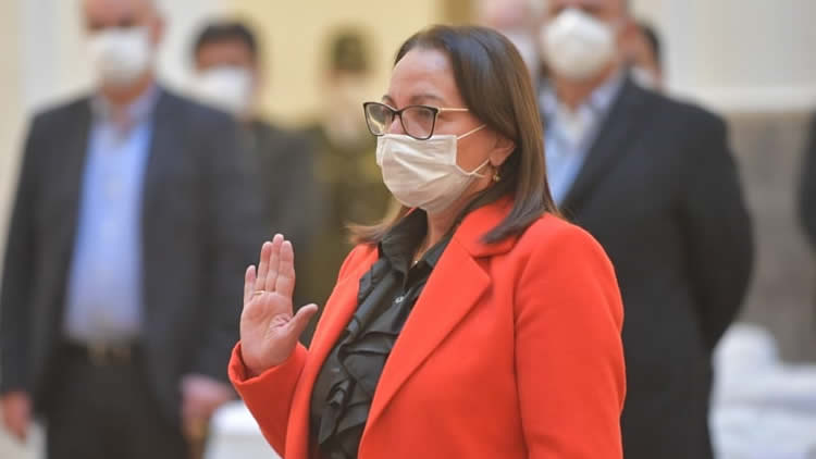 Eidy Roca jura como Ministra de Salud con la tarea de reestructurar el sistema con transparencia y compromiso. Eidy Roca jura como Ministra de Salud con la tarea de reestructurar el sistema con transparencia y compromiso.
