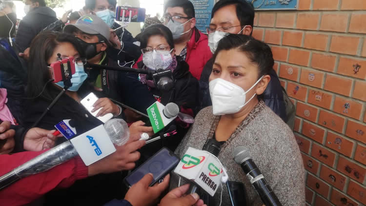 La alcaldesa de El Alto, Soledad  Chapetón, en contacto con la prensa tras emitir su voto.