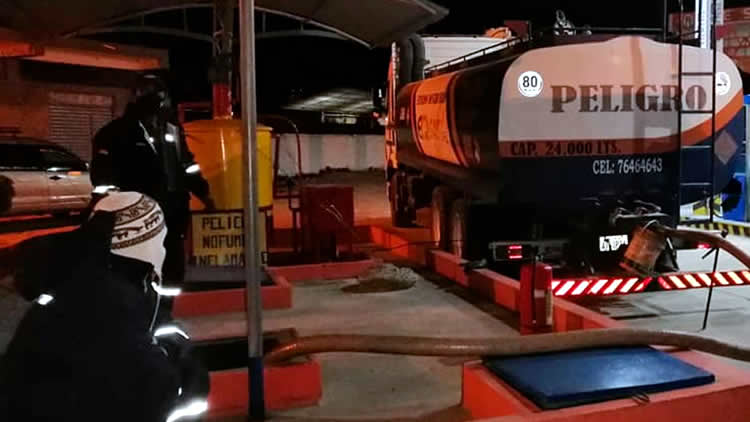 El suministro de carburantes en una estación de servicios en La Paz. El suministro de carburantes en una estación de servicios en La Paz.