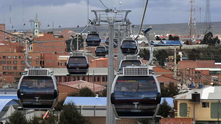 La linea plateada de Mi Teleférico en la ciudad de El Alto.