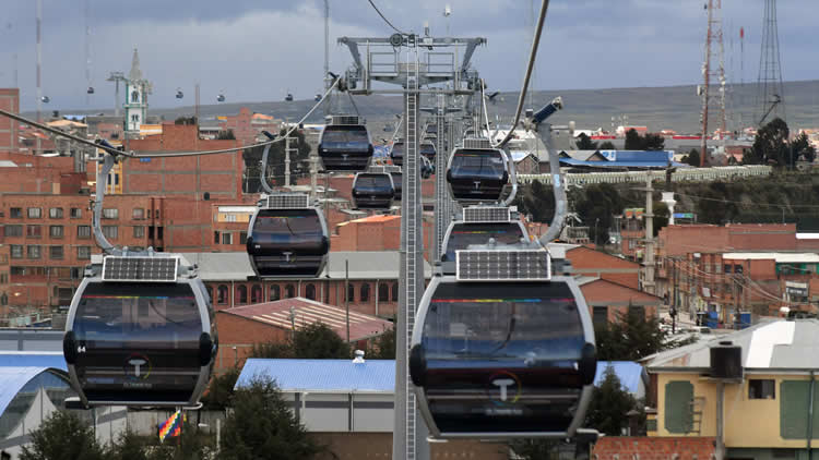 La linea plateada de Mi Teleférico en la ciudad de El Alto. La linea plateada de Mi Teleférico en la ciudad de El Alto.