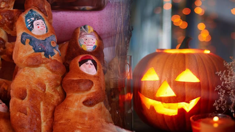 La Tantawawa de Todos Santos en El Alto y la calabaza de Halloween.