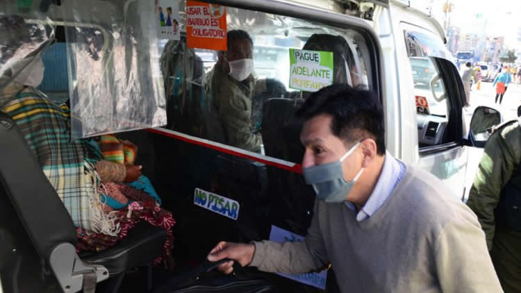 El secretario municipal de Movilidad Urbana Sostenible de El Alto, Fernando Flores, realizando el control de Bioseguridad en un minibus.