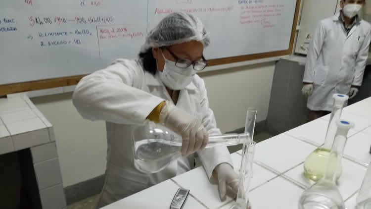Laboratorio de la UPEA en el que se produjo el dioxido de cloro.