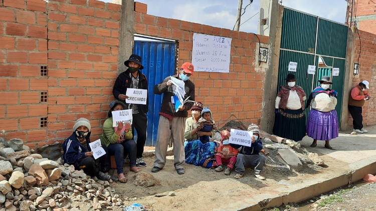 Vecinos de la Urbanización 27 de Septiembre de la ciudad de El Alto.
