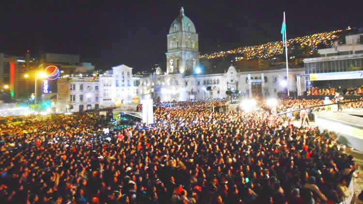 La tradicional verbena paceña de la noche del 15 de julio en la céntrica plaza San Francisco. La tradicional verbena paceña de la noche del 15 de julio en la céntrica plaza San Francisco.