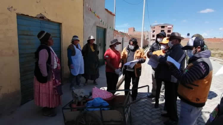 Funcionarios municipales, representantes de la Iglesia y dirigentes vecinales verifican solicitudes para la Canasta Solidaria en El Alto.