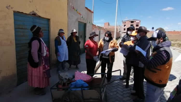 Funcionarios municipales, representantes de la Iglesia y dirigentes vecinales verifican solicitudes para la Canasta Solidaria en El Alto. Funcionarios municipales, representantes de la Iglesia y dirigentes vecinales verifican solicitudes para la Canasta Solidaria en El Alto.