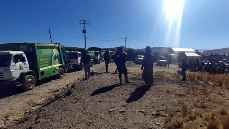 Intervención policial al bloqueo en Villa Ingenio botadero municipal de El Alto.