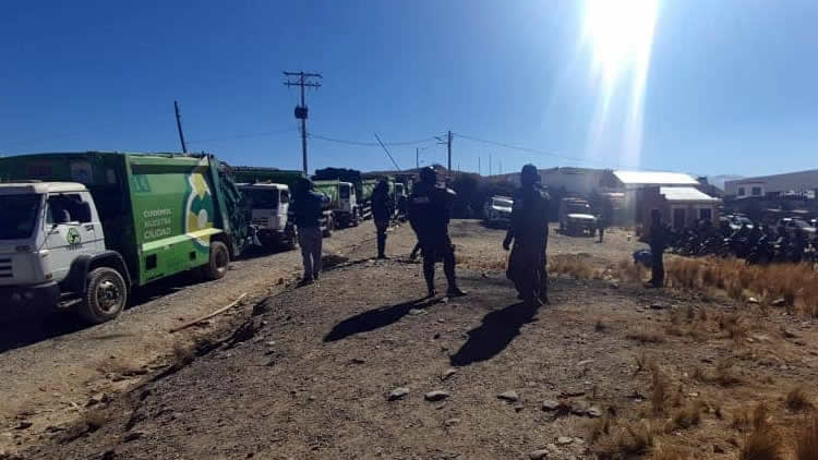 Intervención policial al bloqueo en Villa Ingenio botadero municipal de El Alto. Intervención policial al bloqueo en Villa Ingenio botadero municipal de El Alto.
