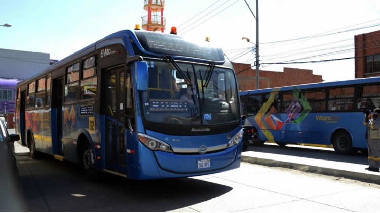 El WaynaBus, transporte público municipal de El Alto, reanuda operaciones.