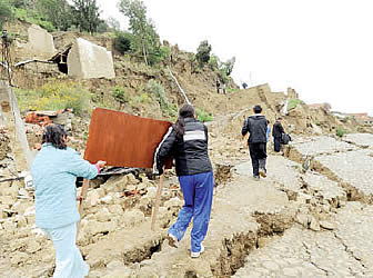 Ciudad de La Paz: Bajo la lluvia, miles de damnificados recuperan algunas pertenencias de sus viviendas
