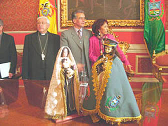 Momento en que ayer se nominaba patrimonio a la Virgen del Carmen.