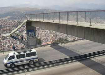 Una de las pasarelas autopista La Paz - El Alto