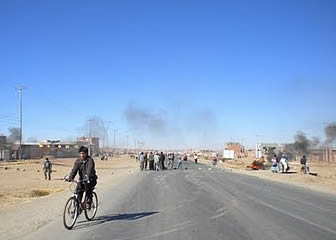 Vecinos del distrito 8 de El Alto bloquean carretera La Paz - Oruro