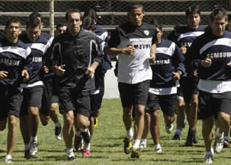 Jugadores del Bolívar esperan la victoria.