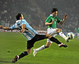 Javier Mascherano marca a Joselito Vaca