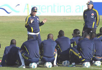 Darío Gómez conversa con sus jugadores