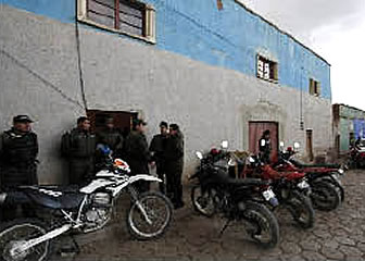 Policias patrullan una calle de El Alto.